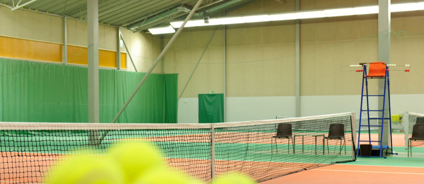 Analyse und Bestandsaufnahme der bestehenden Hallenbeleuchtung direkt auf dem Platz einer Tennishalle für Schritt 1 der LED-Umrüstung