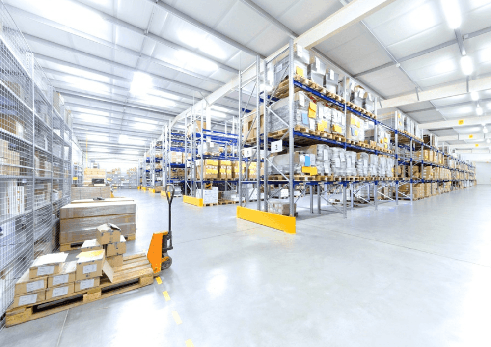 led-beleuchtung-lager-logistikzentrum-ledoptix Schattenfreie LED-Beleuchtung in einer Hochregallager-Halle für effiziente Logistikabläufe