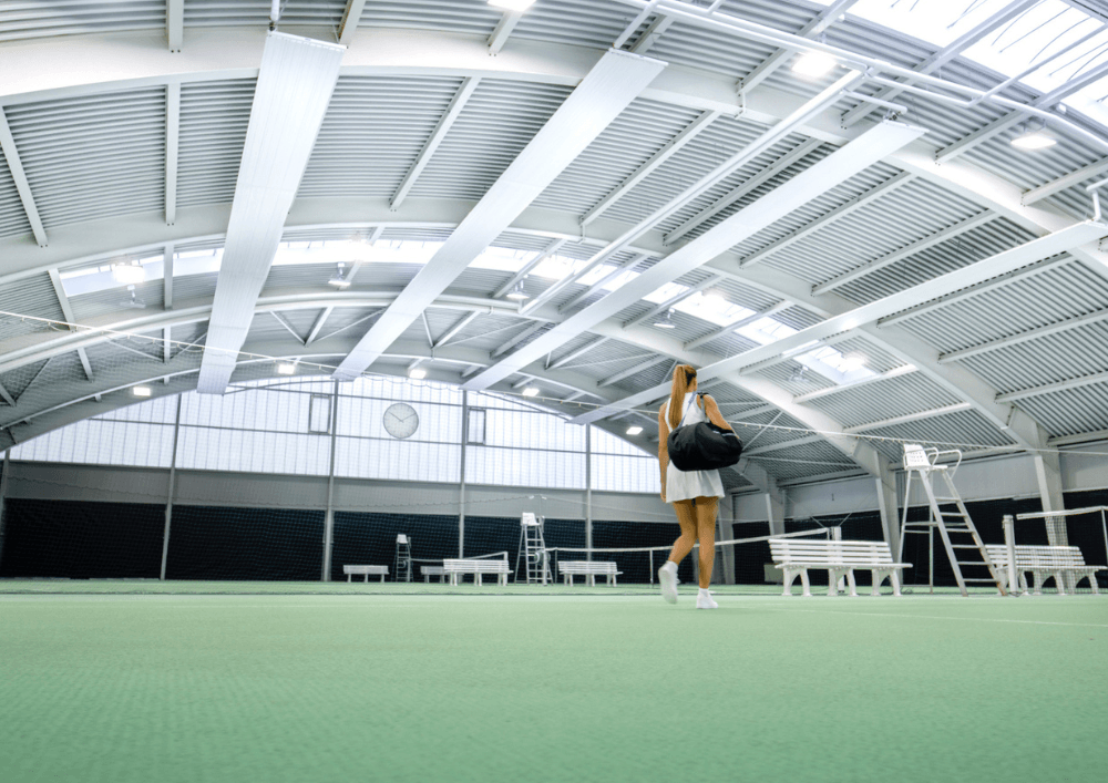 led-beleuchtung-tennishalle-sporthalle-ledoptix Blendfreie LED-Hallenbeleuchtung an der Decke einer modernen Tennishalle