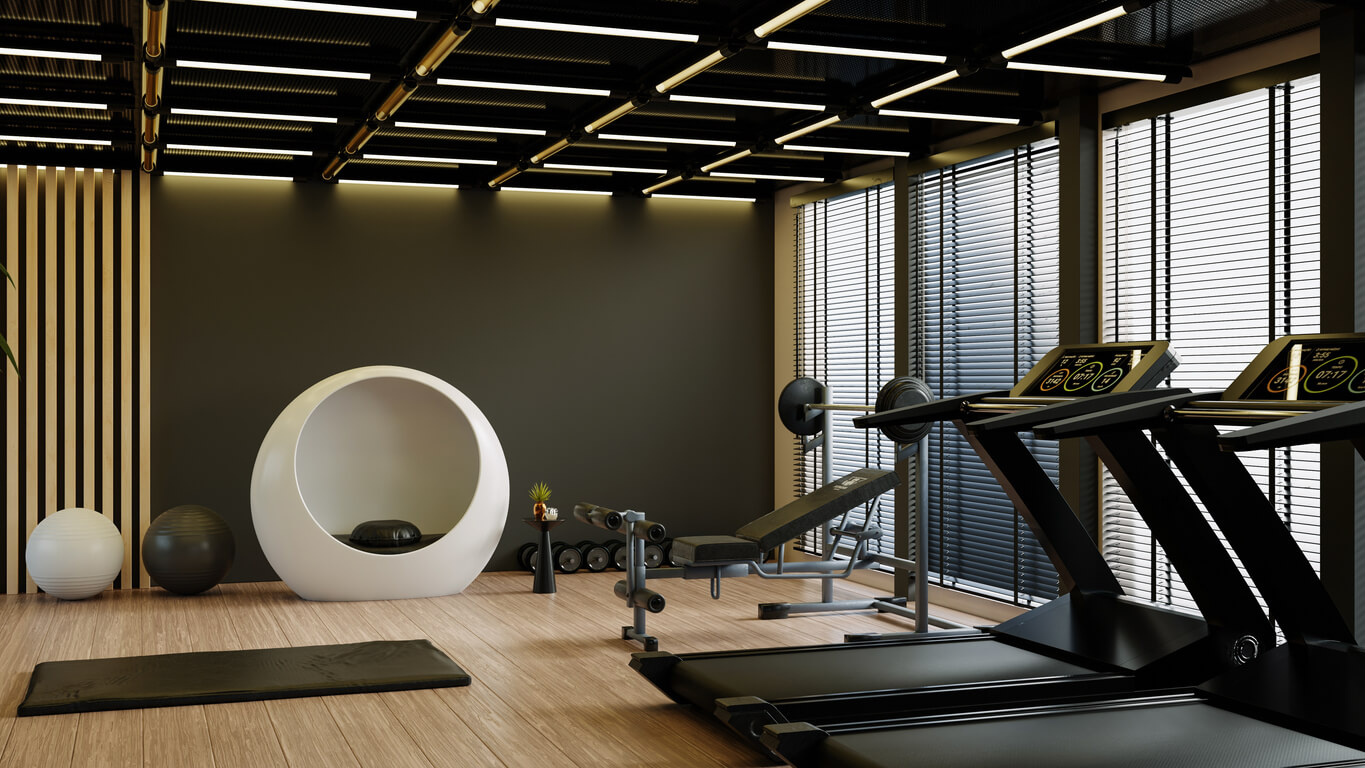 led-fitnessstudio-beleuchtung-sportstaette-ledoptix.jpg Moderne LED-Lichtbänder an der Decke eines exklusiven Fitnessstudios mit Trainingsgeräten und Holzoptik