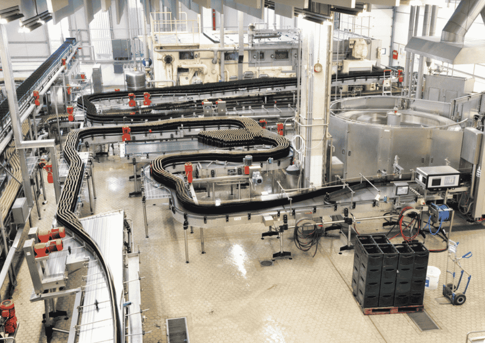 led-hallenstrahler-abfuellanlage-produktion-ledoptix.jpg Effiziente LED-Beleuchtung über Förderbändern und Abfüllanlagen in einer industriellen Produktionshalle