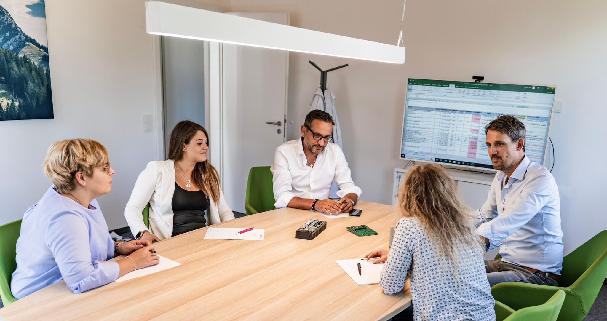 led-pendelleuchte-konferenzraum-besprechungstisch-ledoptix.jpg Teammeeting im Besprechungsraum unter einer blendfreien LED-Pendelleuchte für optimale Ausleuchtung am Konferenztisch