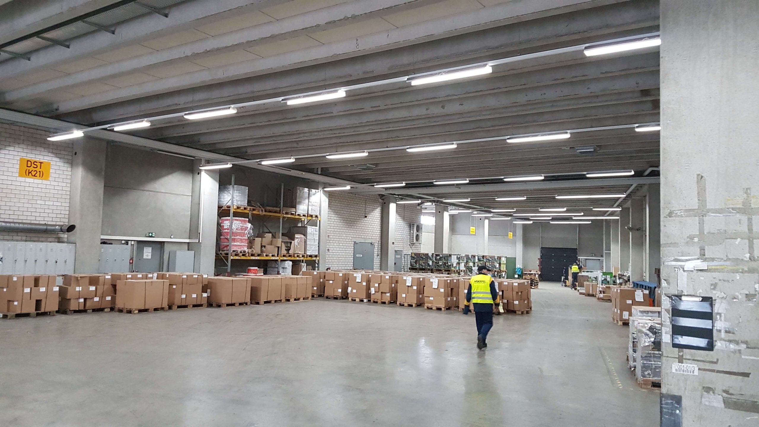 Nachher-Zustand: Helle, normgerechte LED-Industriebeleuchtung im Kommissionierungsbereich von Dressel und Höffner nach der LEDoptix Sanierung